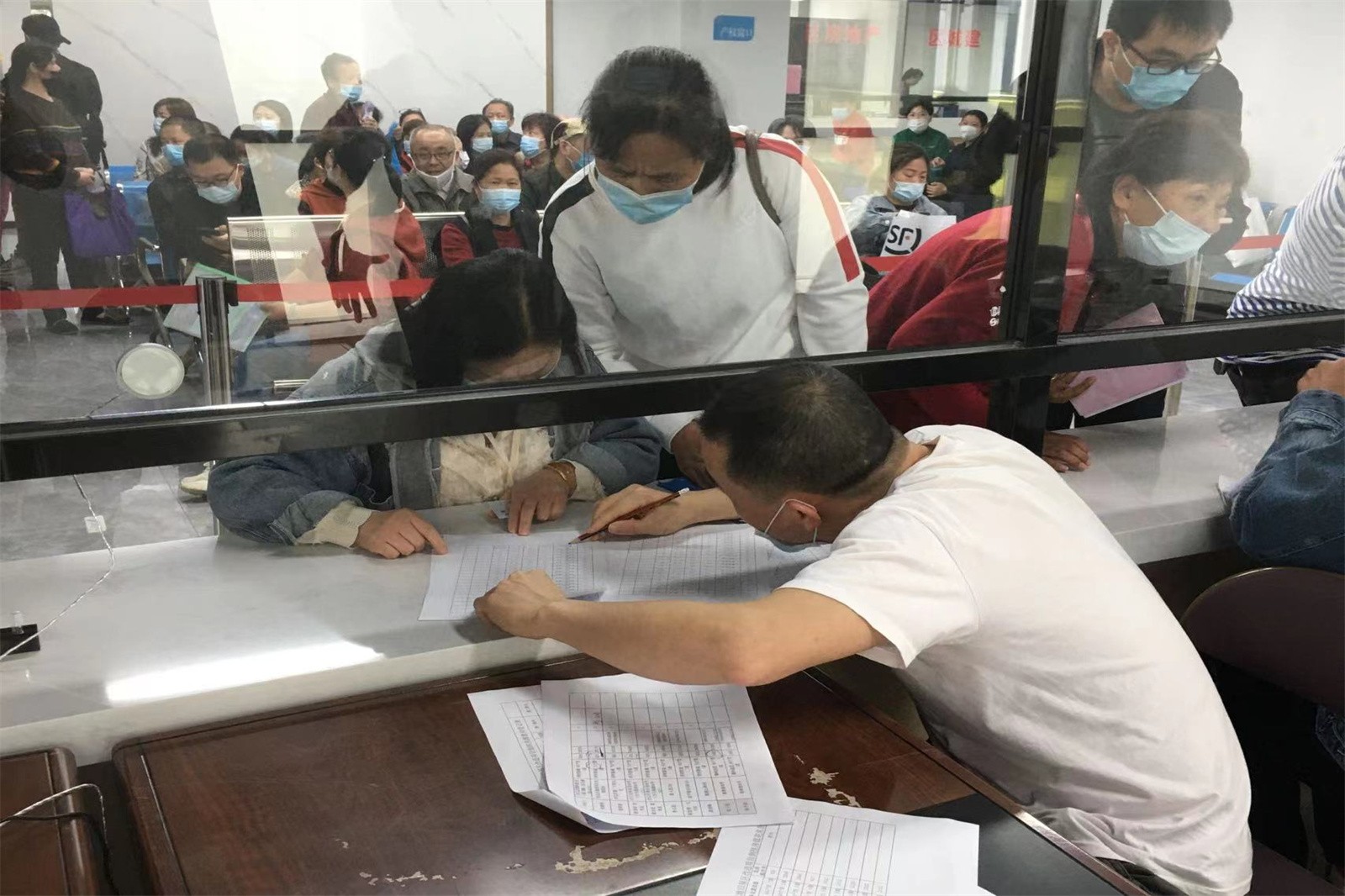 业务经办为被征收户耐心解答交房问题.jpg 业务经办为被征收户耐心解答交房问题.jpg