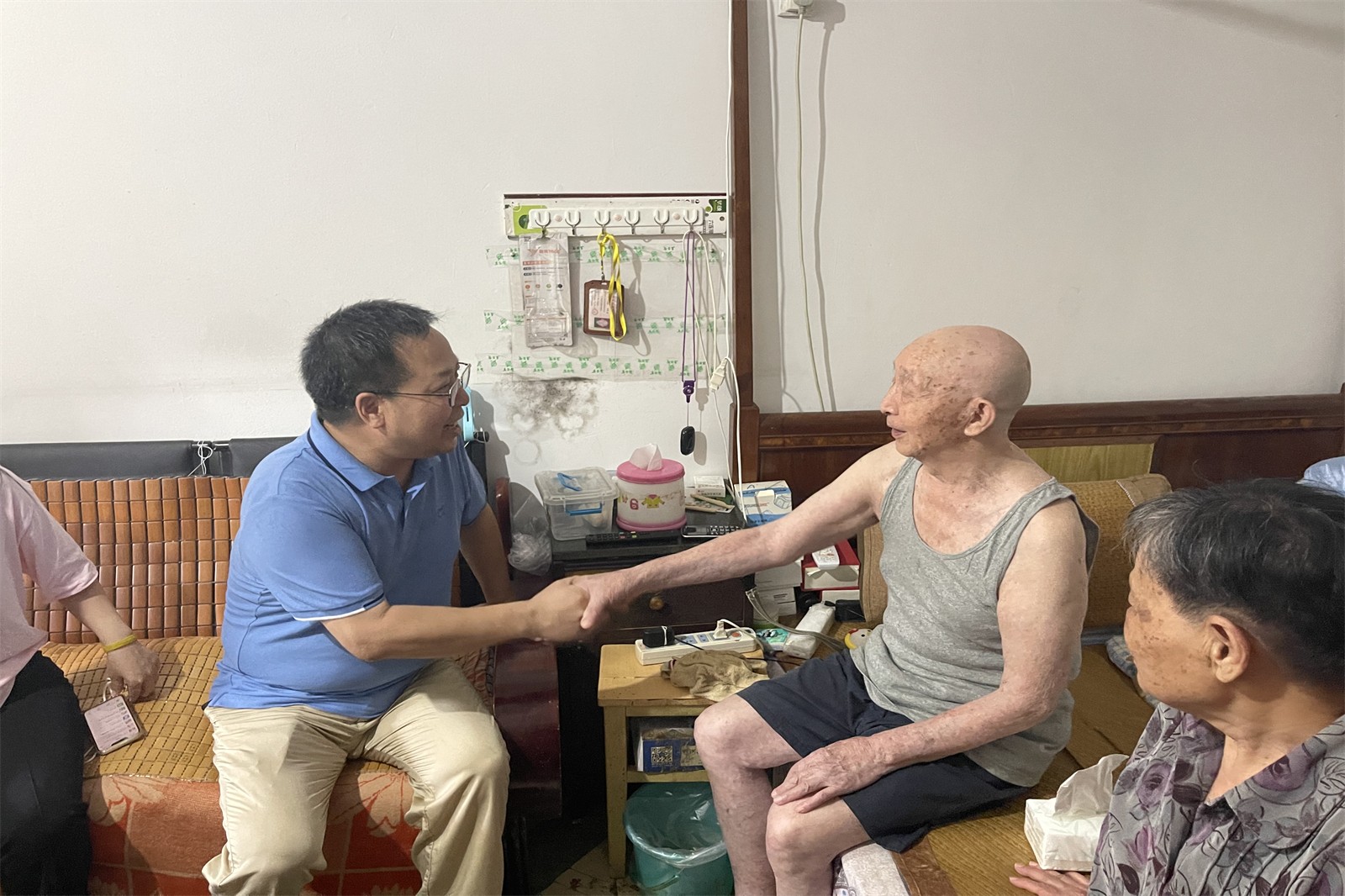 7.31朱腾区长与解放战争老兵亲切握手.jpg